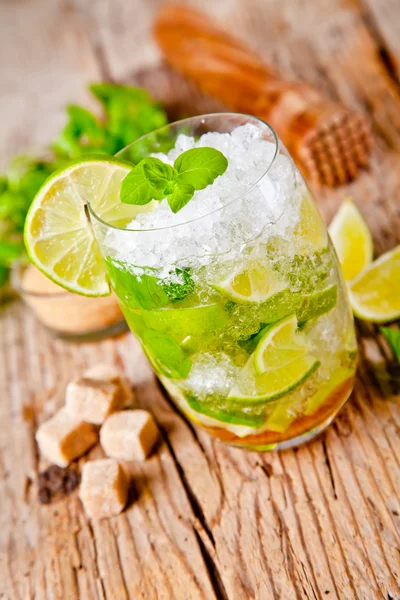 Mojito içmek — Stok fotoğraf