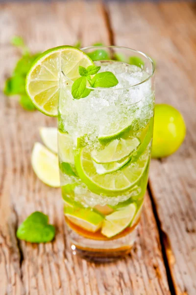 Mojito içmek — Stok fotoğraf