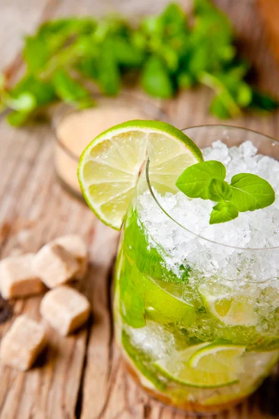 Mojito içmek — Stok fotoğraf