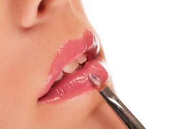 kız makyaj yapıyor