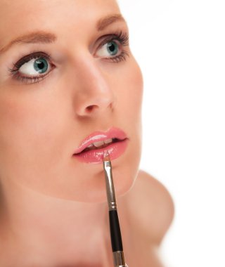 kız makyaj yapıyor