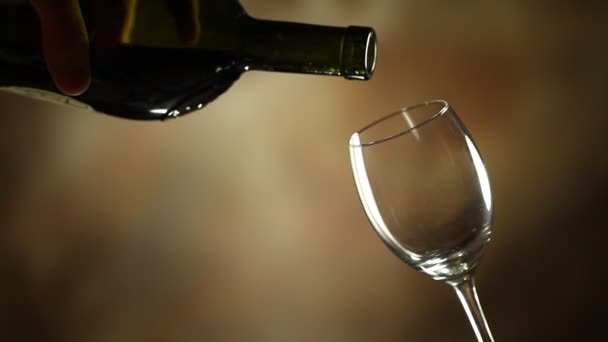 Наливание вина — стоковое видео