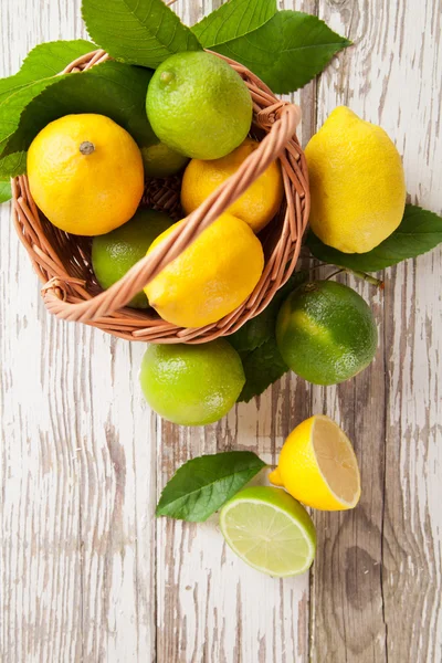 Свежие лимоны — стоковое фото