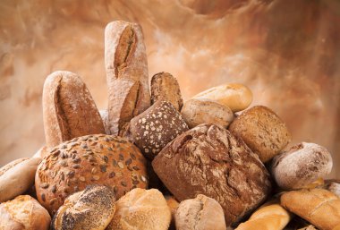 ahşap üzerine taze ekmek