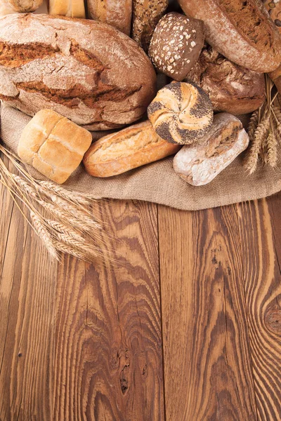 Φρέσκο ψωμί στο ξύλο — Φωτογραφία Αρχείου