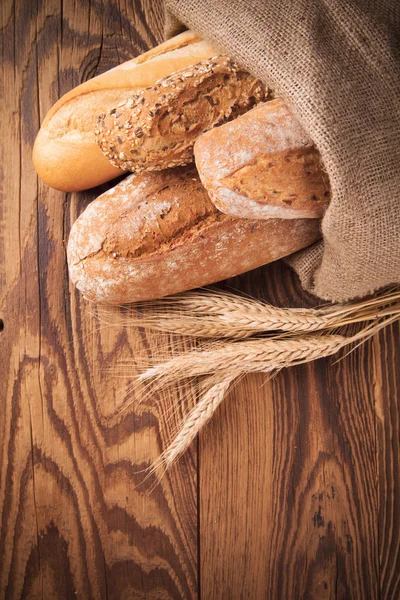 Vers brood op hout — Stockfoto
