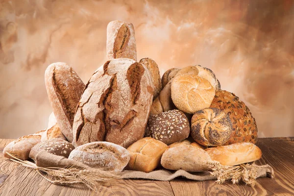 Frisches Brot auf Holz — Stockfoto