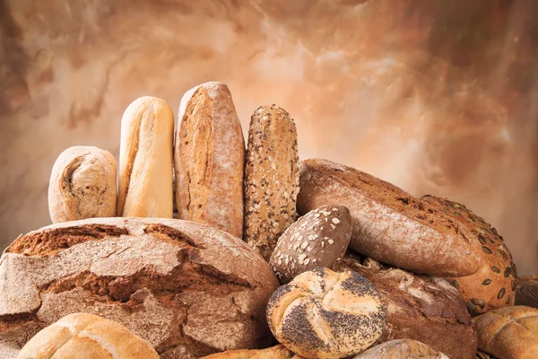 Frisches Brot auf Holz — Stockfoto