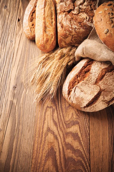 Frisches Brot auf Holz — Stockfoto