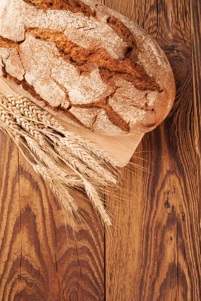 Pão fresco em madeira — Fotografia de Stock