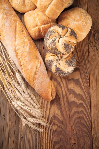 Pane fresco su legno — Foto Stock