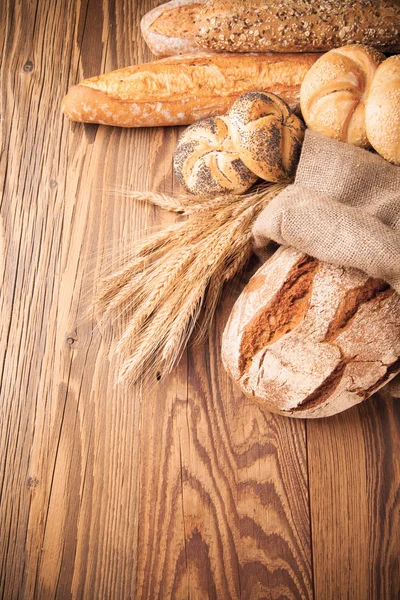 Pane fresco su legno — Foto Stock