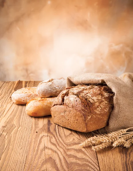 Pão fresco em madeira — Fotografia de Stock