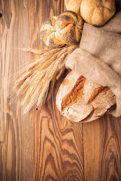 Pão fresco em madeira — Fotografia de Stock