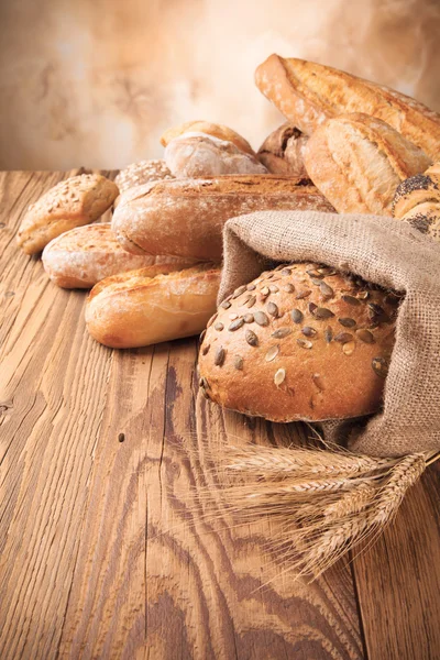 Ahşap üzerine taze ekmek — Stok fotoğraf