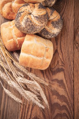 ahşap üzerine taze ekmek