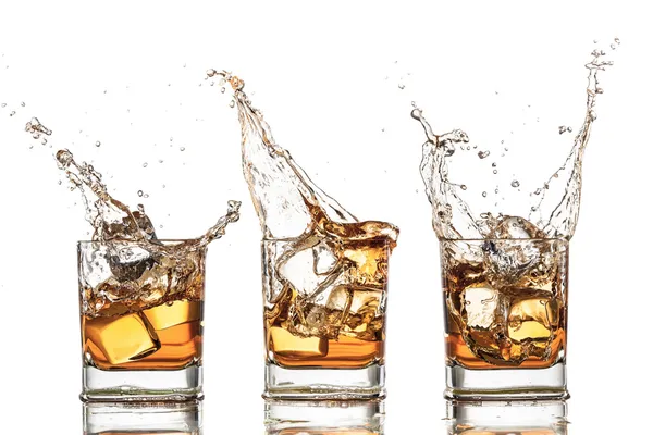 Splashing whiskey — Stock Photo, Image