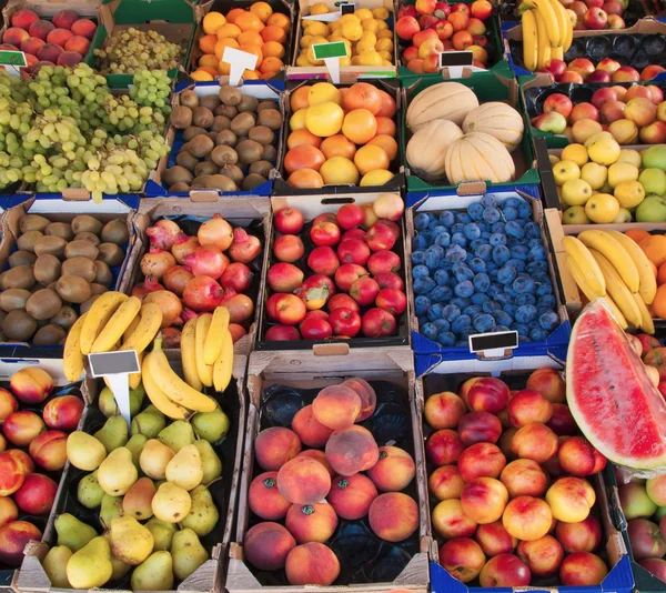 Various fruit in marketplace — Stock Photo, Image