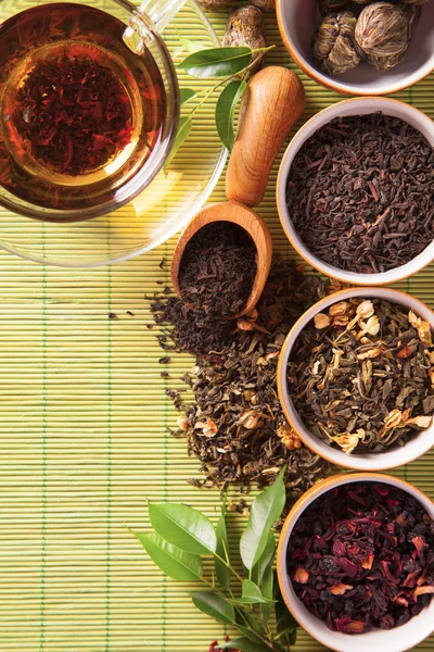 Vari tè secco in piccole ciotole — Foto Stock