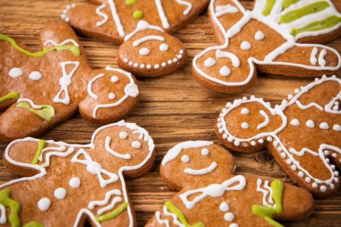 ahşap üzerine gingerbread mutlu yaratıklar
