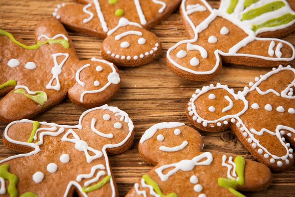Gingerbread criaturas felizes na madeira — Fotografia de Stock