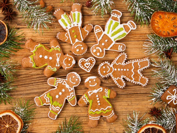 Gingerbread criaturas felizes na madeira — Fotografia de Stock