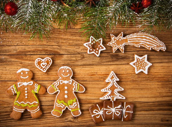 Pan de jengibre criaturas felices en la madera — Foto de Stock