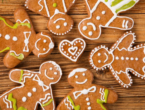 Peperkoek gelukkig wezens op hout — Stockfoto