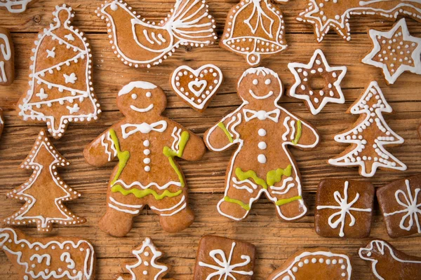 Gingerbread criaturas felizes na madeira — Fotografia de Stock