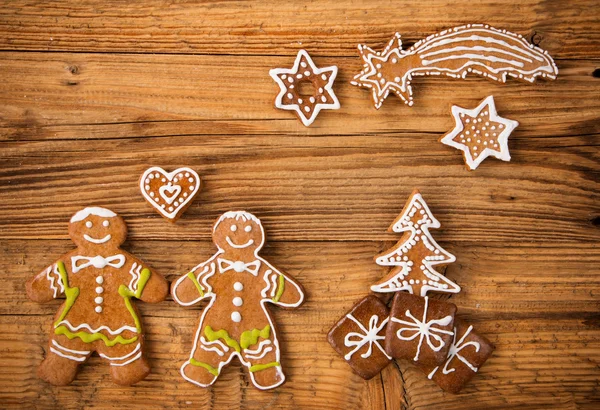 Pan de jengibre criaturas felices en la madera — Foto de Stock