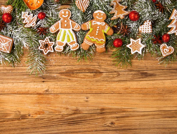 Lebkuchen glückliche Wesen auf Holz — Stockfoto