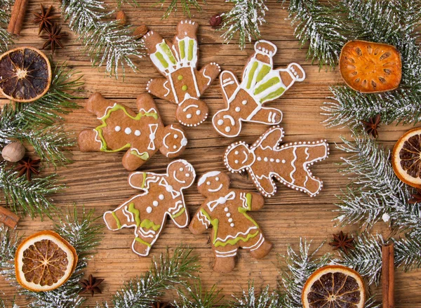 Pepparkakor med fir tree braches — Stockfoto