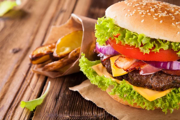 Frischer Hamburger — Stockfoto