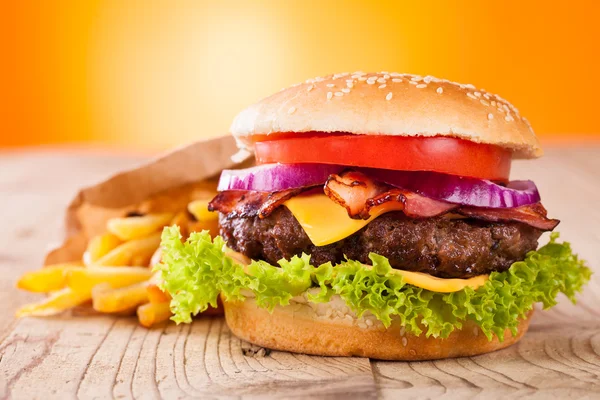 Frischer Hamburger — Stockfoto