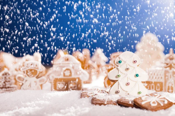 Pão de gengibre de Natal com neve caindo — Fotografia de Stock