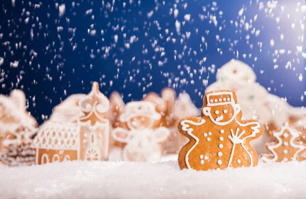 Pan de jengibre de Navidad con nieve cayendo — Foto de Stock