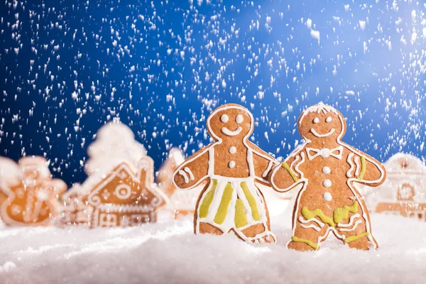 Noel gingerbread yağan kar ile — Stok fotoğraf