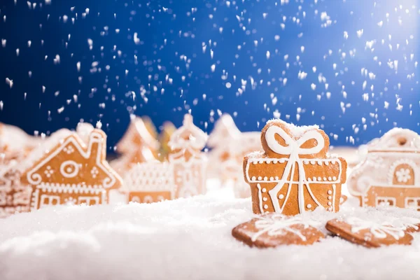 Pão de gengibre de Natal com neve caindo — Fotografia de Stock