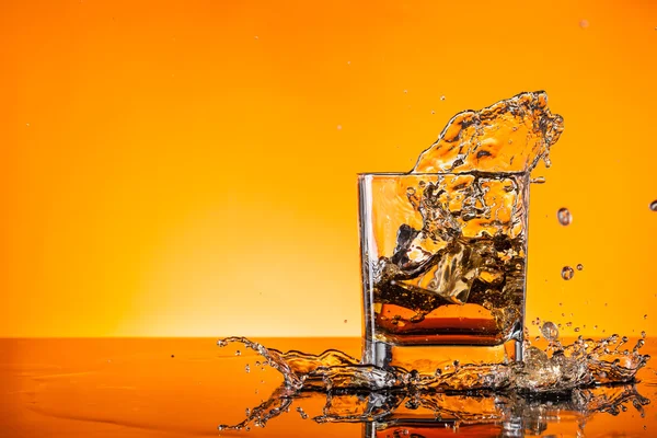 Splashing whiskey — Stock Photo, Image