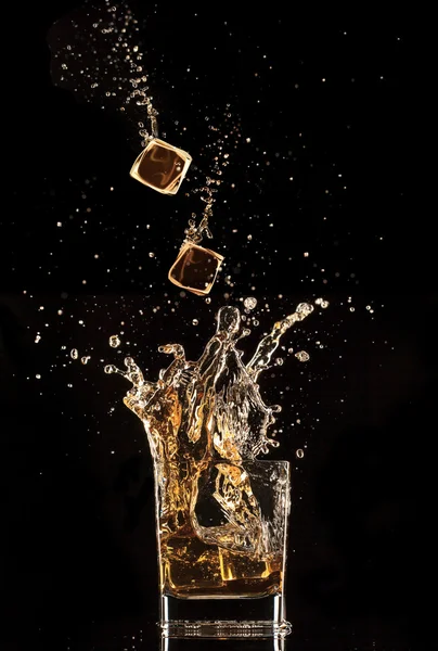 Splashing whiskey — Stock Photo, Image