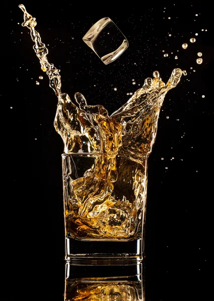 Splashing whiskey — Stock Photo, Image