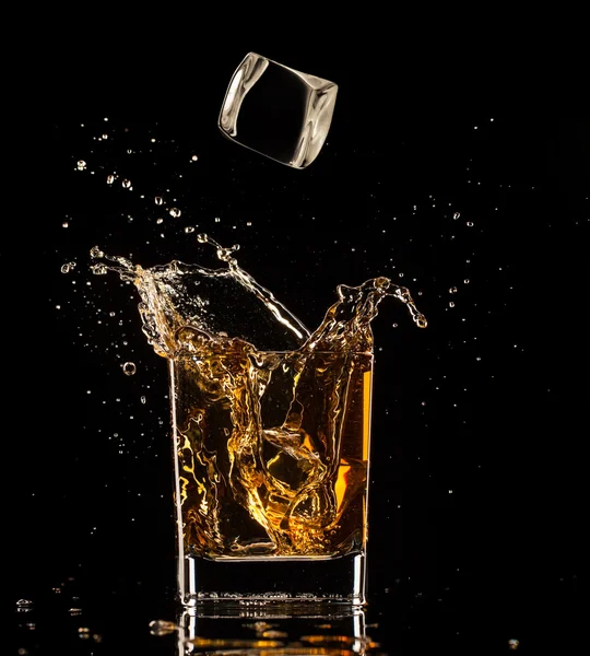 Whisky salpicante — Fotografia de Stock