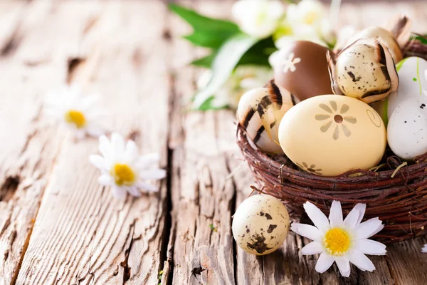 Huevos de Pascua en madera — Foto de Stock