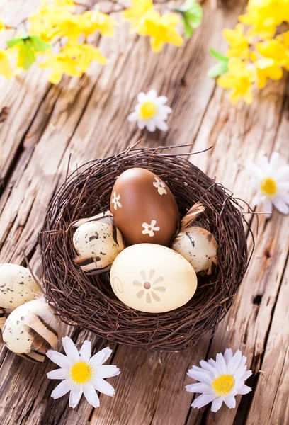 Ovos de Páscoa em madeira — Fotografia de Stock