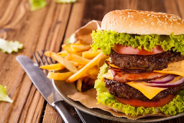 Świeży Hamburger — Zdjęcie stockowe