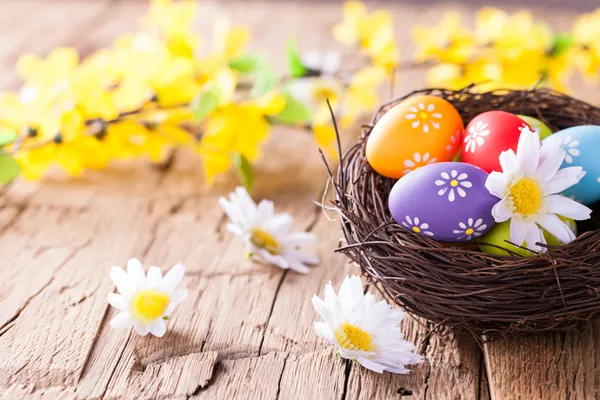 Huevos de Pascua en madera Imágenes de stock libres de derechos