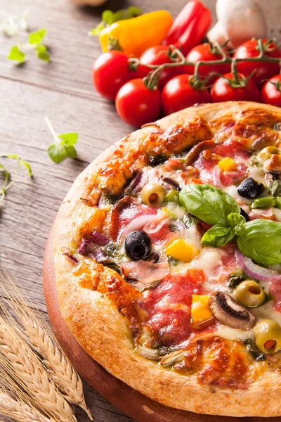 Свежая пицца — стоковое фото