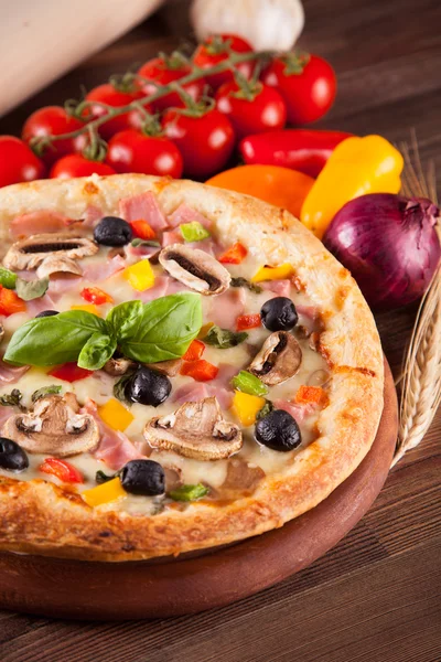 Pizza fresca — Foto de Stock