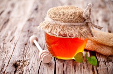 Petek ve ahşap drizzler kavanoza tatlım