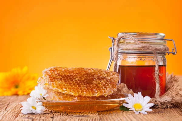 Miel en tarro con panal — Foto de Stock